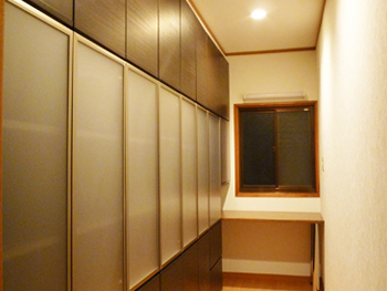 収納量も多く、どこに何があるのかが分かりやすく、大満足の仕上がりです。