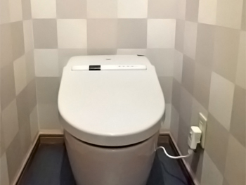 トイレが見違えるほど綺麗で広々とした空間になりました。