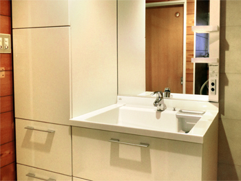 掃除しやすく、広々した洗面台になって嬉しいです。収納もたくさんできます。