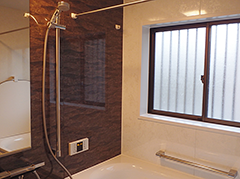 手すり、浴室乾燥機付きの素敵な浴室に！色味と合わせて洗面まわりもスタイリッシュ且つ抜群の収納！