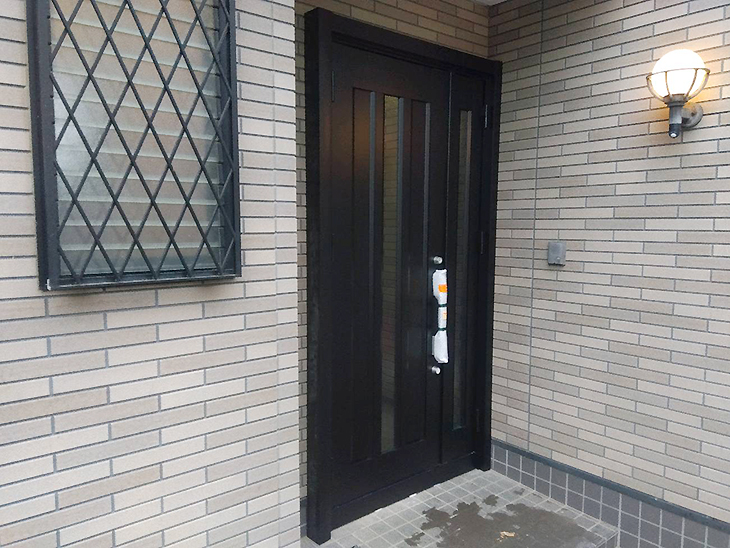 朝から作業を開始し夕方に施工完了！スピーディーな玄関ドアリフォーム