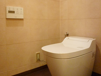 湿気を吸収する調湿壁で、ジメジメトイレをすっきりリフォーム！