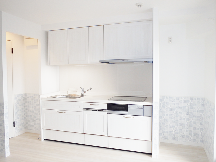 とっても可愛らしい壁紙、キッチンはアイボリー、建具はブルー…こだわりが詰まったリフォームです。