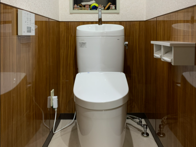 腰壁のあるお洒落なトイレ空間