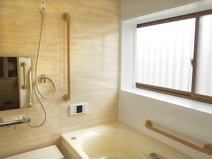 寒くて手摺も無く不安だった浴室が安全で落ち着いた雰囲気のユニットバスに！